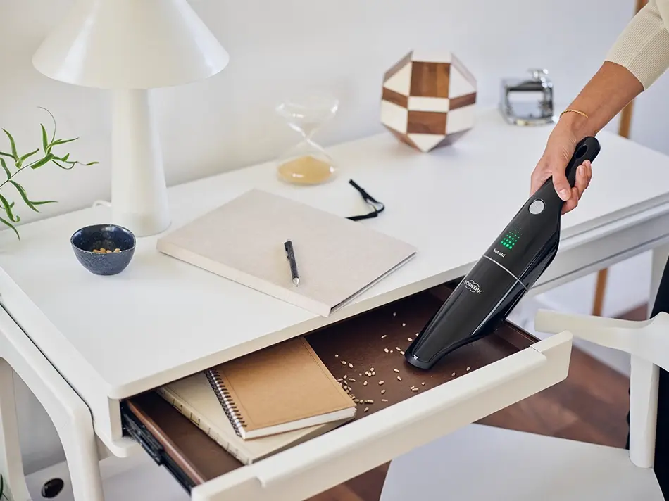 Čiščenje kuhinje z ročnim sesalnikom VC100