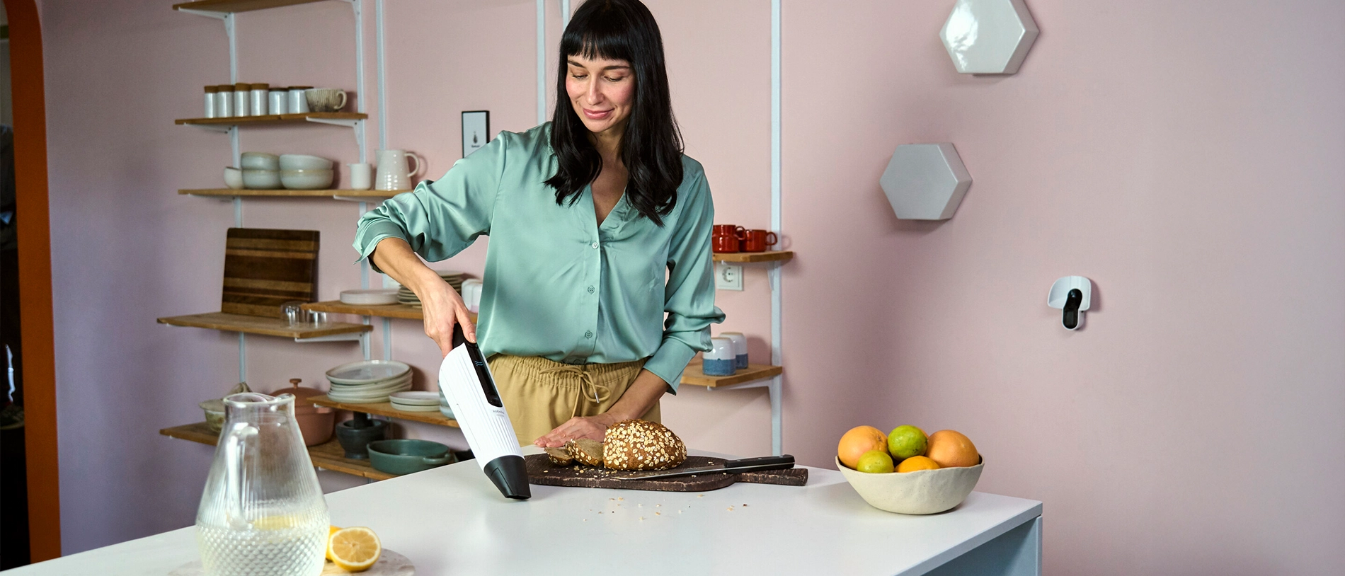 Ženska sesa kuhinjski pult z namiznim sesalnikom VM7